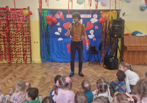 Pan wita dzieci przez mikrofon