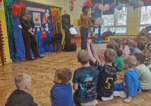 Dzieci z uwagą uczestniczą w audycji