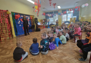 Pani śpiewa przez mikrofon