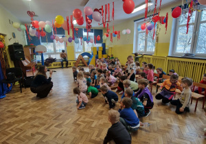 Pani śpiewa przez mikrofon