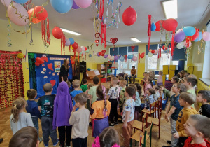 Dzieci tańczą do piosenki