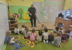 Dzieci z uwagą słuchaja Pana