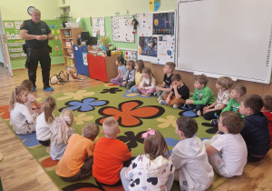 Dzieci z uwagą słuchaja Pana