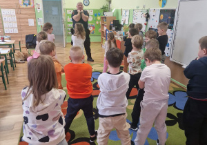 Dzieci prezentują bezpieczną pozycję drzewa