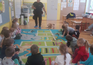 Dzieci z uwagą słuchają Pana