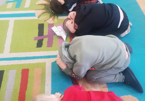 Dzieci ćwiczą pozycję żółwia