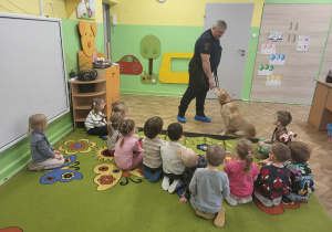 Dzieci oglądają czynności wykonywane przez psa