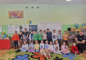 Dzieci z gr 4 pozują do zdjęcia z psem