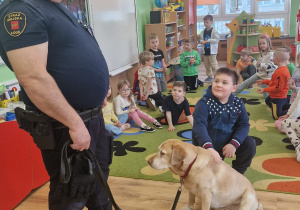 Chłopiec głaszcze psa