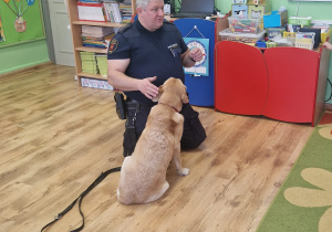 Pan prezentuje sztuczki z psem