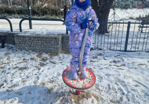 Dziewczynka bawi się na równoważni