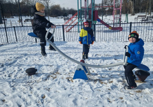 dzieci huśtają się na bujaku