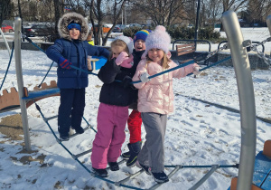 dzieci przechodzą po drabinie