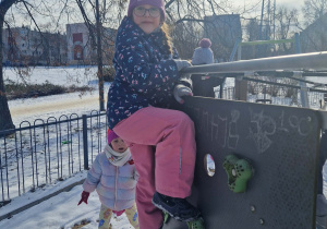 dziewczynka wspina się na ściance