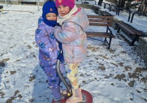 dziewczynki bawią się na równoważni