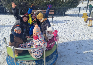 dzieci kręcą się na karuzeli