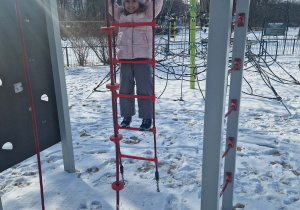 dziewczynka wspina się po drabinie