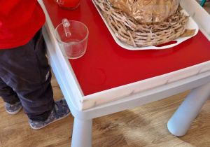 Dzieci przygotowują składniki do eksperymentu