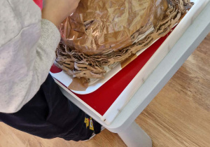 Dzieci wlewają składniki do wulkanu