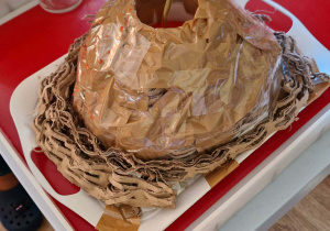 Dzieci wlewaja plyn do naczyń do wulkanu