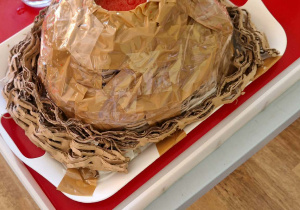 Dzieci obserwują doświadczenie z wulkanem