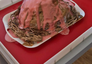 dzieci obserwują erupcję wulkanu