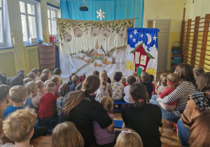 Dzieci w oczekiwaniu na przedstawienie