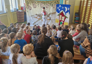 Dzieci oglądają przedstawienie teatralne