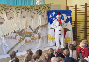 Dzieci oglądają przedstawienie teatralne