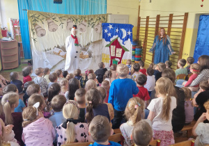 Dzieci oglądają przedstawienie teatralne