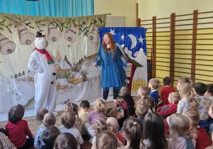 Dzieci oglądają przedstawienie teatralne