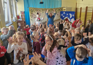 Dzieci tańczą z aktorkami