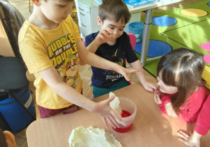 Dziecko włada kapustę pekińską do czerwonej wody