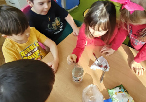 Dziecko miesza sól z wodą