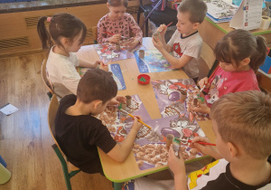 Dzieci malują farbami