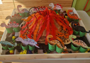 Dinozaury z rolek po papierze