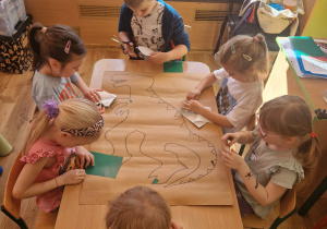 Dzieci wykonują wydzierankę w grupie