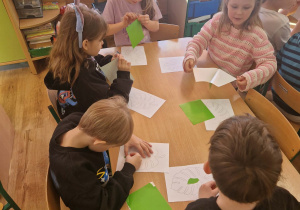 Dzieci wykonują wydzierankę