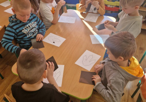 Dzieci wykonują wydzierankę