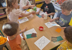 Dzieci wykonują wydzierankę