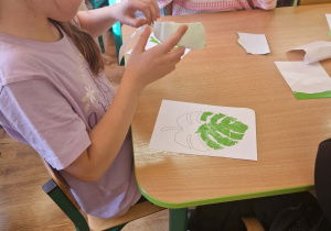 Dzieci wykonują wydzierankę