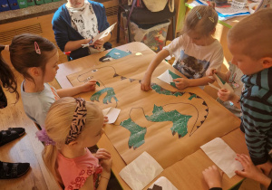 Dzieci wykonują wydzierankę w grupie