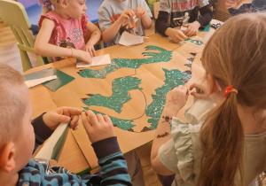 Dzieci wykonują wydzierankę w grupie