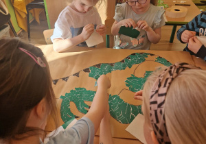 Dzieci wykonują wydzierankę w grupie