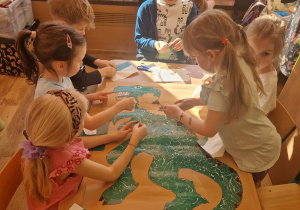 Dzieci wykonują wydzierankę w grupie