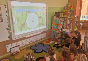 Dzieci wykonują zadanie na tablicy interaktywnej