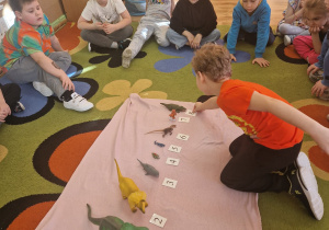 Dzieci przeliczaja dinozaury