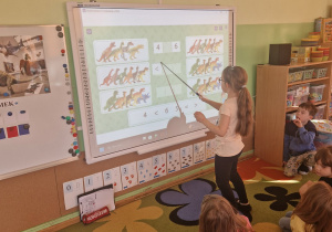 Dzieci wykonują zadanie na tablicy interaktywnej