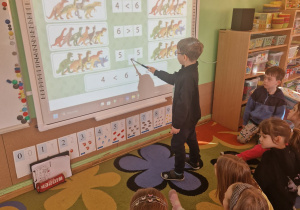 Dzieci wykonują zadanie na tablicy interaktywnej