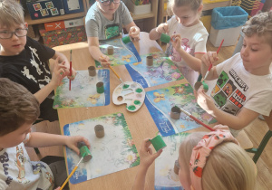 Dzieci malują farbami